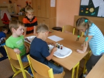 Odpolední činnost-pokusy ( procvičování jemné motoriky)